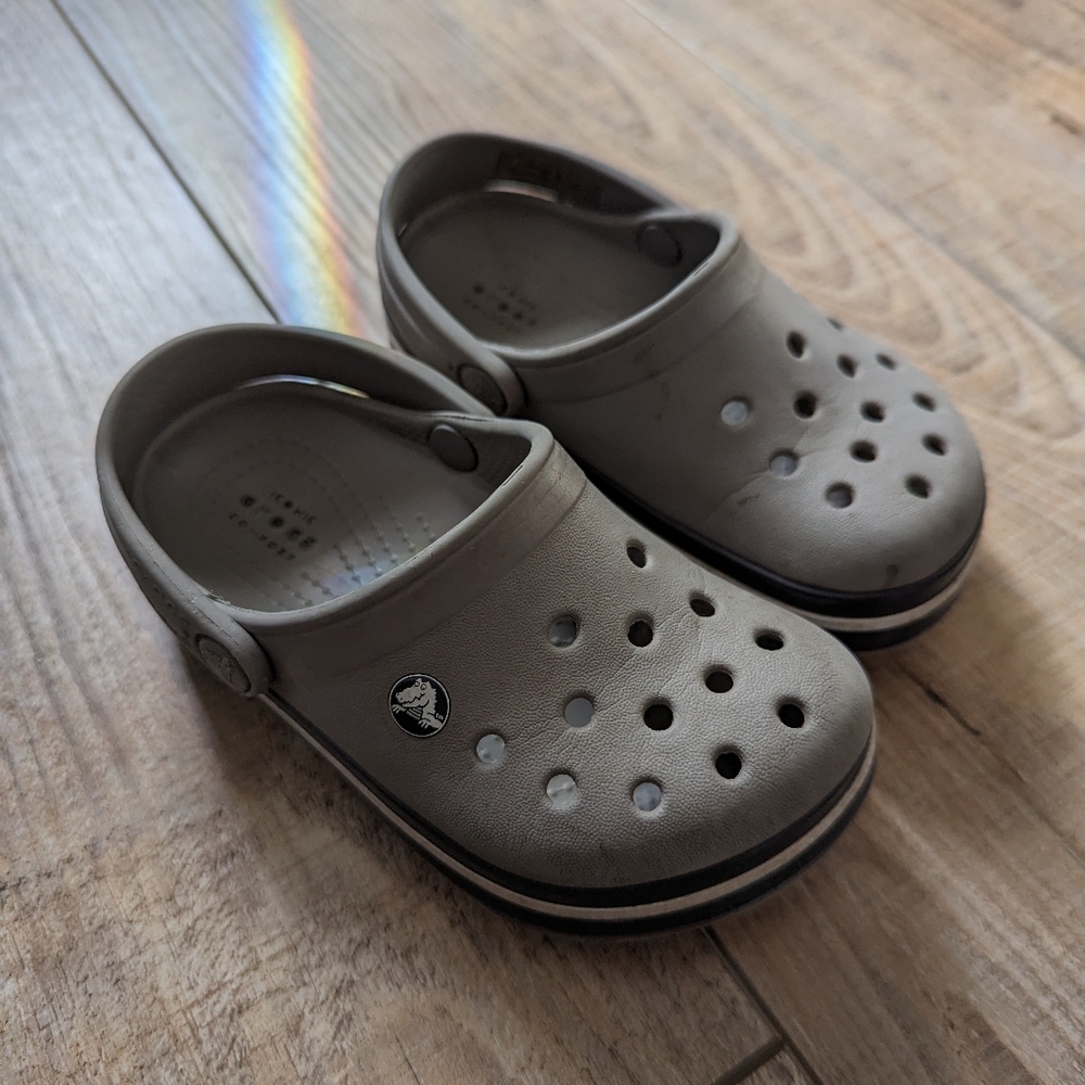 7c Crocs